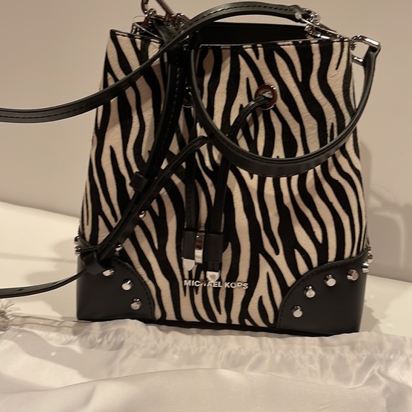 Michael Kors Mercer Gallery striped Convertible Bucket Shoulder Bag or crossbody - Picture 7 of 12